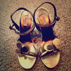 gold butterfly xoxo sandal