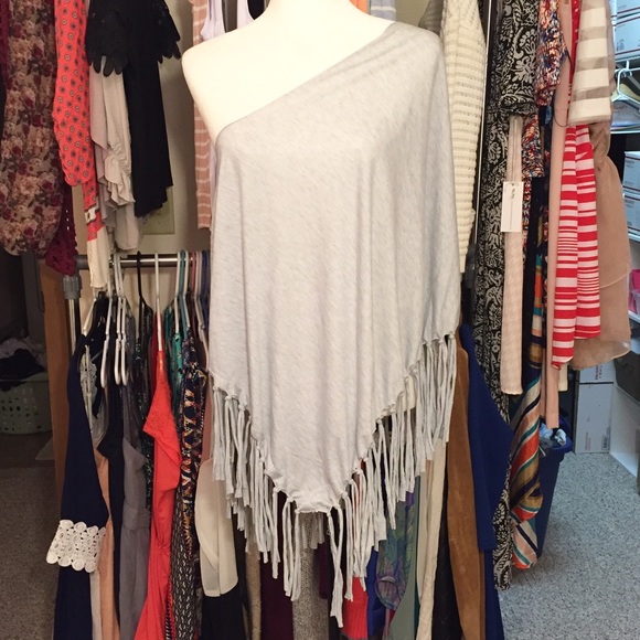 ✨FLASH SALE✨ Chic Grey Fringe Poncho - Picture 2 of 3