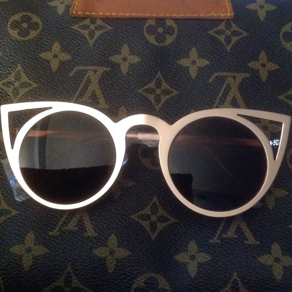 Oversize Cat Sunglasses - Picture 2 of 2