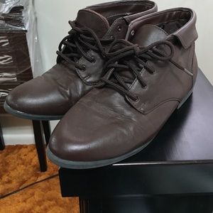 Low ankle hipster boots.