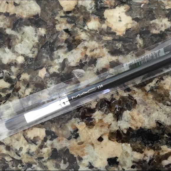 MAC eye shadow brush