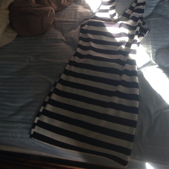 White and black stripes shorter to the knee