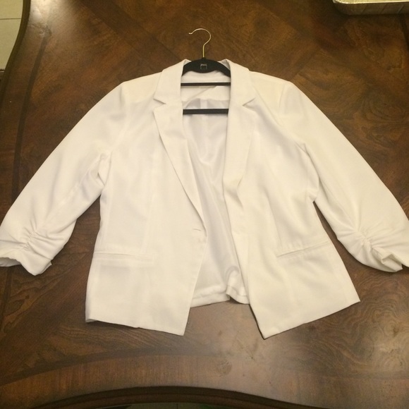A quarter sleeve off white blazer