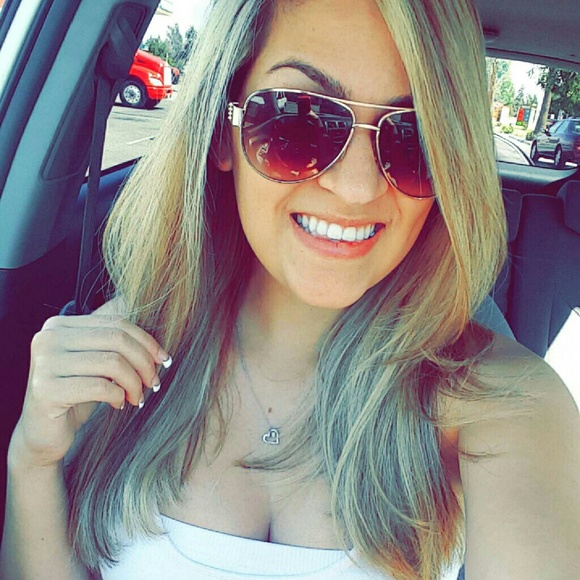 Meet your posher, samantha! - Picture 3 of 4