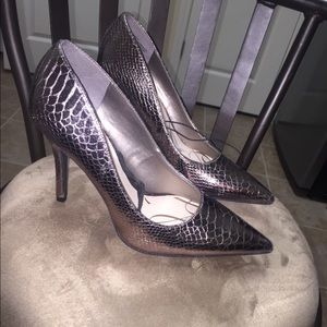 SAM & LIBBY SILVER SNAKESKIN PUMP