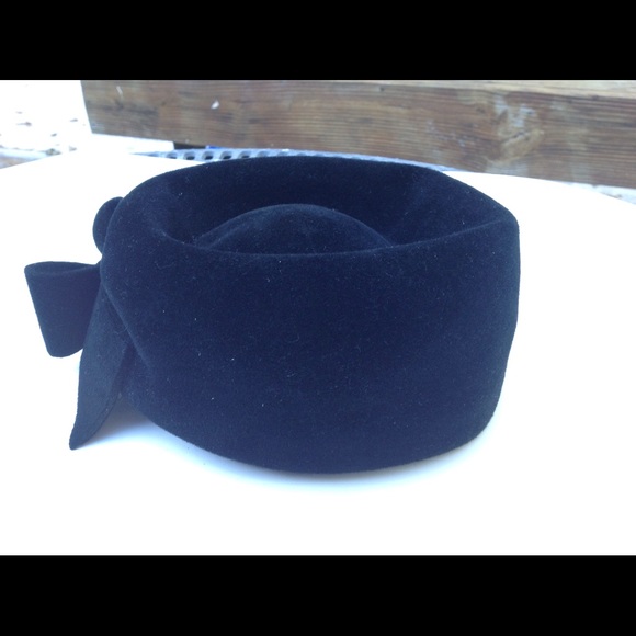 Vintage black velvet pill box hat with bow. main image 3
