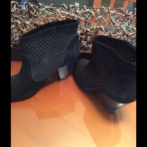 JESSICA SIMPSON BLACK SUEDE BOOTIES