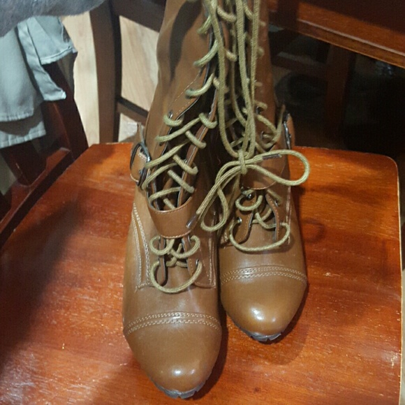 Size 8 brown caramel lace up boots with heel - Picture 2 of 4