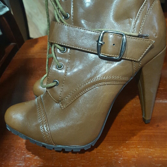 Size 8 brown caramel lace up boots with heel - Picture 3 of 4