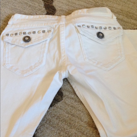 BKE  Day trip "Leo" White Capri Jeans.