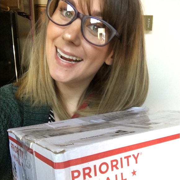 Meet your Posh Ambassador, Kathrine!! 🌻🌷 - Picture 2 of 6