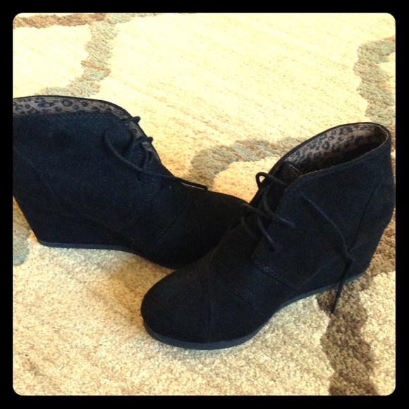 Black wedge boots