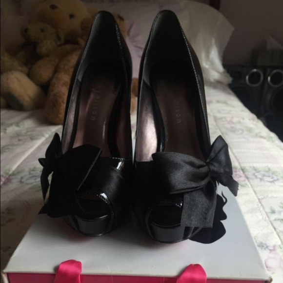 Paris Hilton patent leather heels with bow - Picture 1 of 2