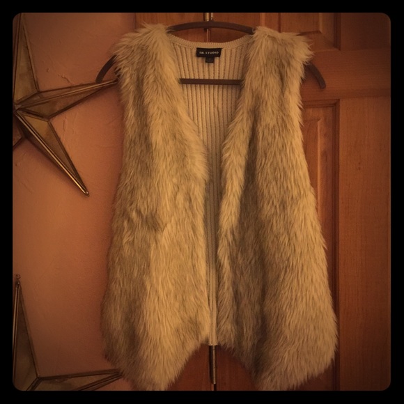 Faux Fur Vest - Picture 1 of 3