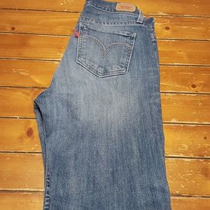 Levis curvy cut
