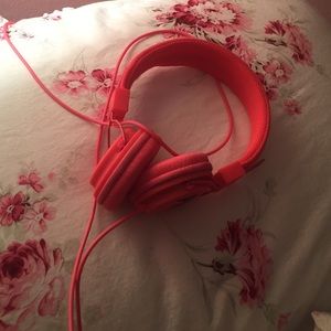 vs pink headphones