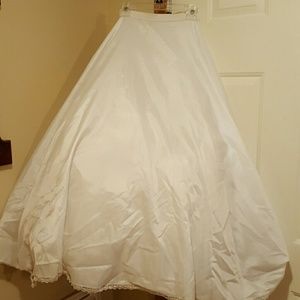 Extra full wedding dress under skirt