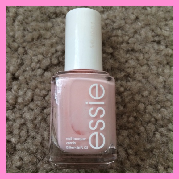 🎀 Essie Npolish in Fiji-opaque creamy pale pink!