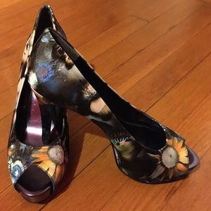 NWOT Flower Print Nine West Heels