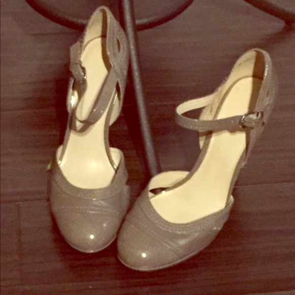 Nine West gray Mary Jane heels