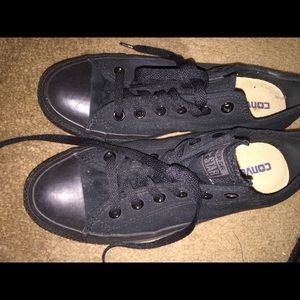 All black size 9 Converse's!! Clean & barely worn!
