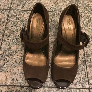 Kenneth Cole Reaction brown suede-like peep toes