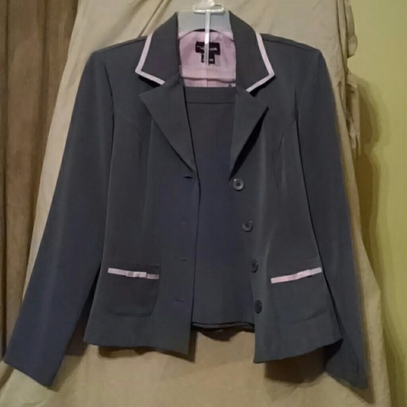 Skirt suit