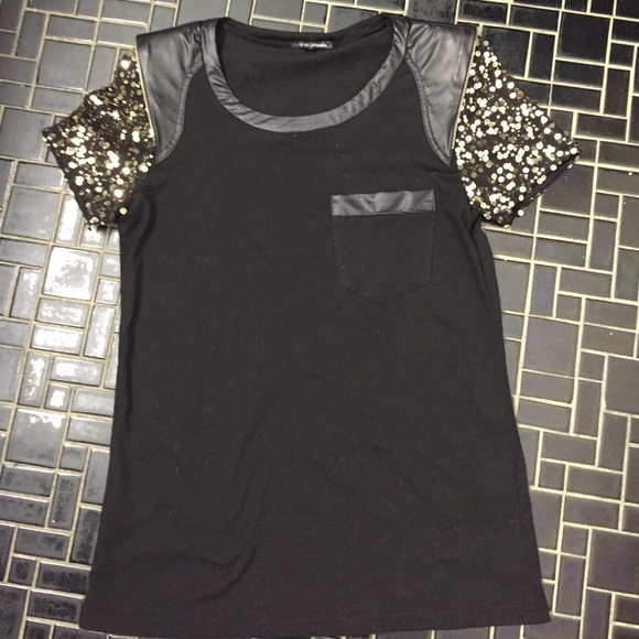 Black and gold tee