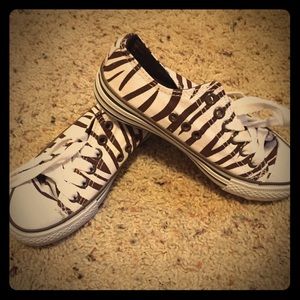 Converse little girls shoes size 11 like new