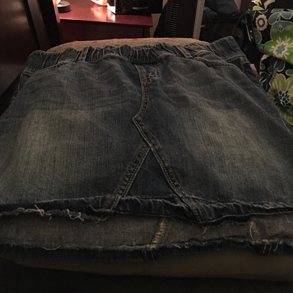 Old Navy Maternity frayed look denim skirt.