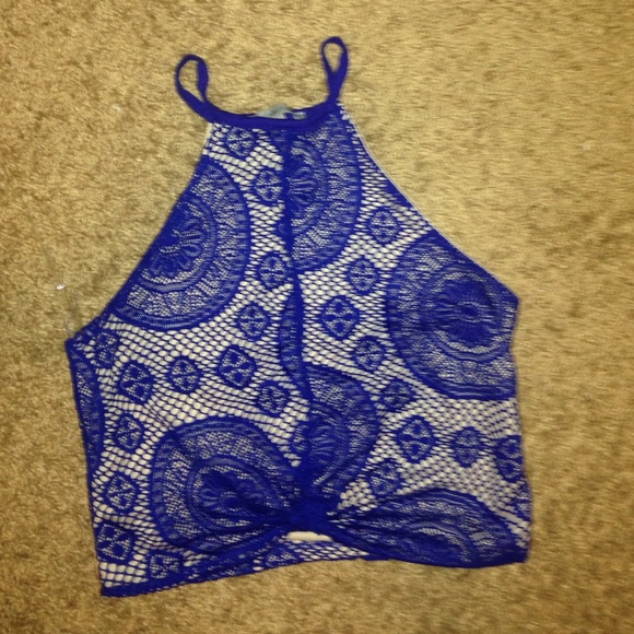 Charlotte Russe Tops - Charlotte Russe form fitting crop top