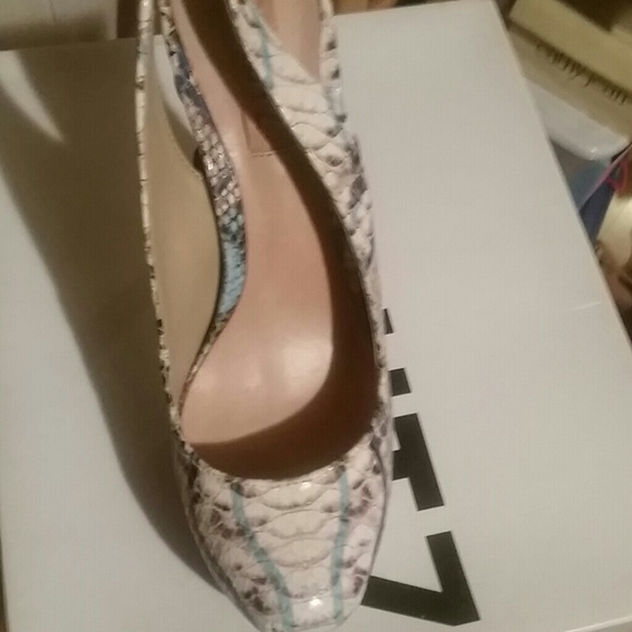 NEVER WORN SHULTZ SNAKE PUMPS - Picture 3 of 3