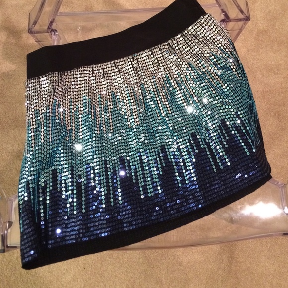 Free People Dresses & Skirts - FREE PEOPLE silver and teal sequin skirt🎉💗