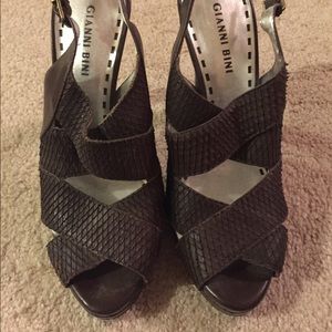 Gianni Bini snakeskin texture pumps