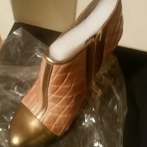 Vince camuto quilted booties. Never worn - Picture 1 of 4