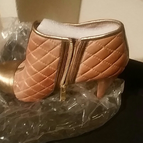 Vince camuto quilted booties. Never worn - Picture 2 of 4