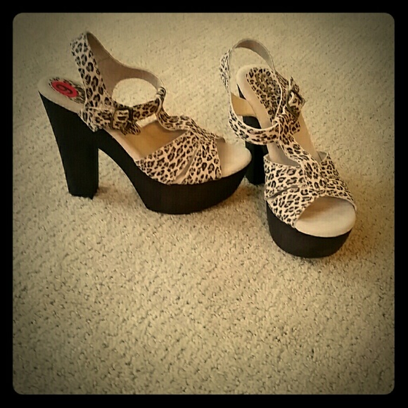 Sbicca vintage collection heels animal print