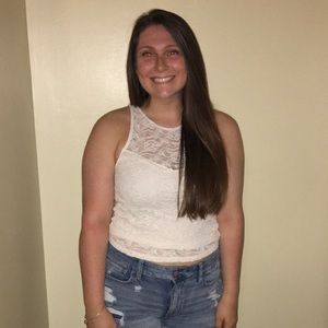 Meet your Posher, Larissa