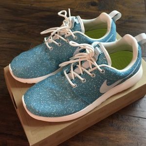 WMNS NIKE ROSHERUN NWT Size 6