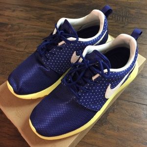 WMNS NIKE ROSHERUN Size 5.5