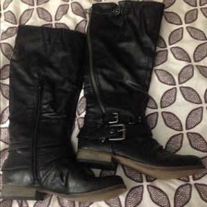 Carlos Santana black boots.