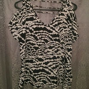 Soprano blank and white shirt