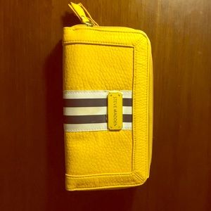 Beautiful wallet. Never used! Great condition! 💛