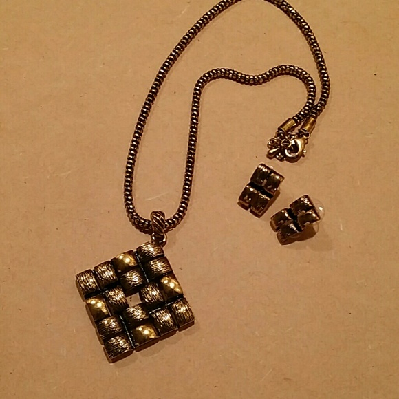 Jewelry - Antique gold textured pendant set.