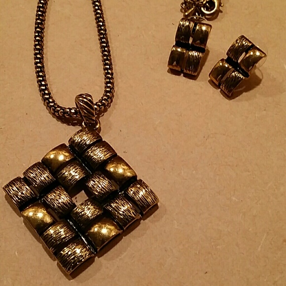 Antique gold textured pendant set. - Picture 2 of 2