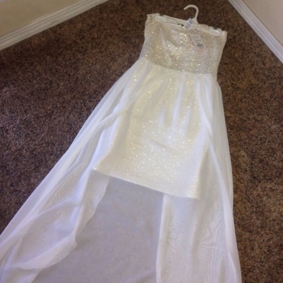 dress still available !NWT - Picture 3 of 3