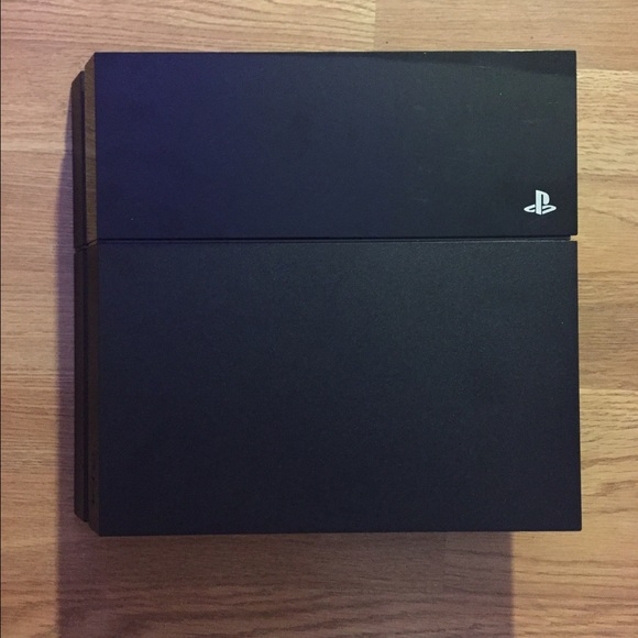 PS4, games included - Picture 2 of 4