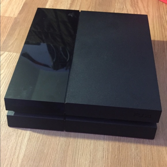 PS4, games included - Picture 3 of 4