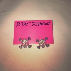 Brand New silver skull earrings.