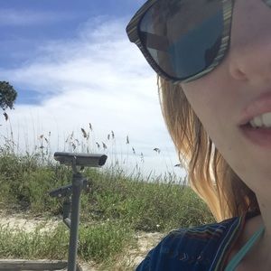 Meet your Posher, Caitlin